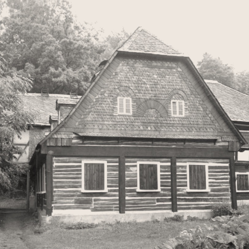 Průčelí chalupy před rekonstrukcí